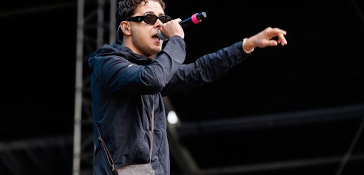 Pashanim spricht mit niemandem außer James Bond: Rapper schmeißt Radioshow