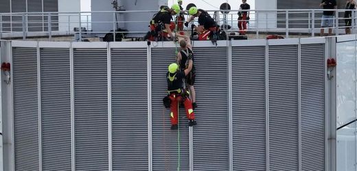 Frankfurt am Main: Feuerwehr rettet Fensterputzer am Commerzbank-Tower