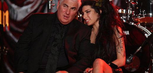 Amy Winehouse: Vater muss Freundinnen der Sängerin fast eine Million Pfund zahlen