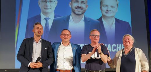 Sachsen-Anhalt: Kabarettist Uwe Steimle singt DDR-Hymne, Tino Chrupalla und Ulrich Siegmund stimmen ein