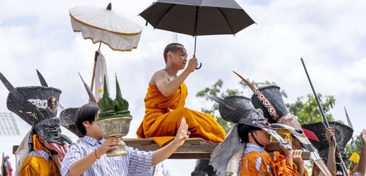 Thailand: Kind rast mit Pick-up in Mönchsprozession – acht Tote