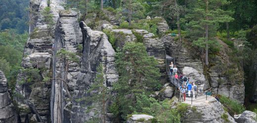 Sächsische Schweiz: Unbekannte hauen offenbar ihre Initialen in mehrere Sandsteinfelsen