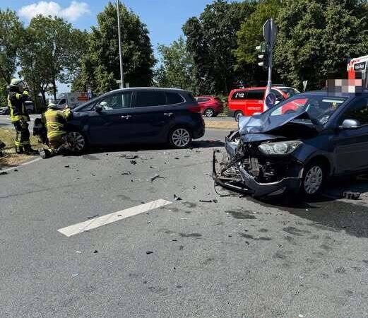 Verkehrsunfall in Rheinberg: Zwei Autos auf Kreuzung zusammengestoßen