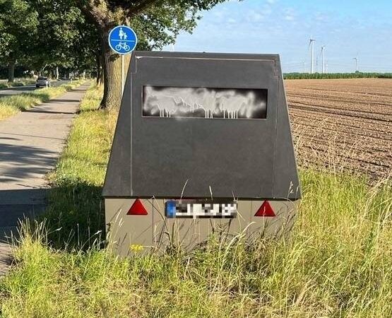 Temposünder am Werk?: Unbekannte besprühen Blitzer-Anhänger in Uedem mit weißer Farbe