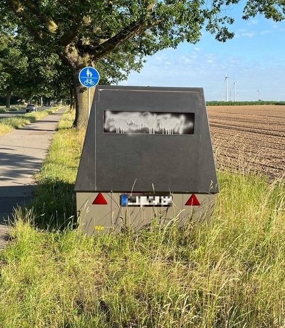 Temposünder am Werk?: Unbekannte besprühen Blitzer-Anhänger in Uedem mit weißer Farbe