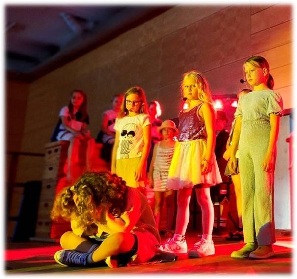 Theaterprojekt an der Peter-Härtling-Schule in Langenfeld: Stück über Mobbing beleuchtet Verantwortung der Erwachsenen