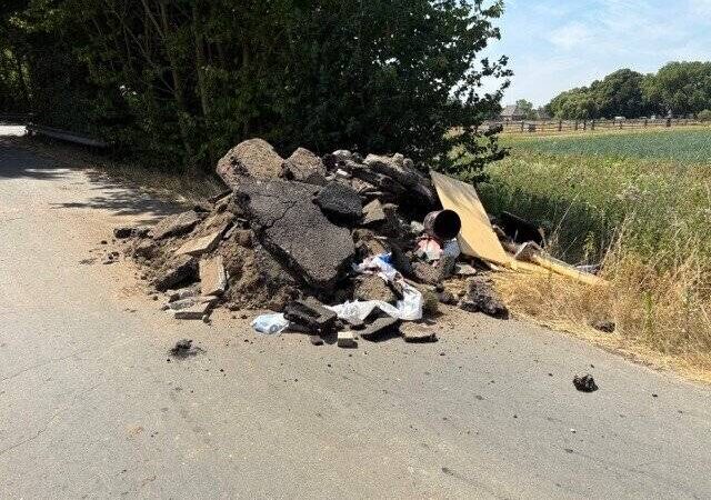 Illegale Müllentsorgung auf Wirtschaftsweg: Bauschutt-Täter in Kaarst gestellt – Schwarzarbeit aufgedeckt