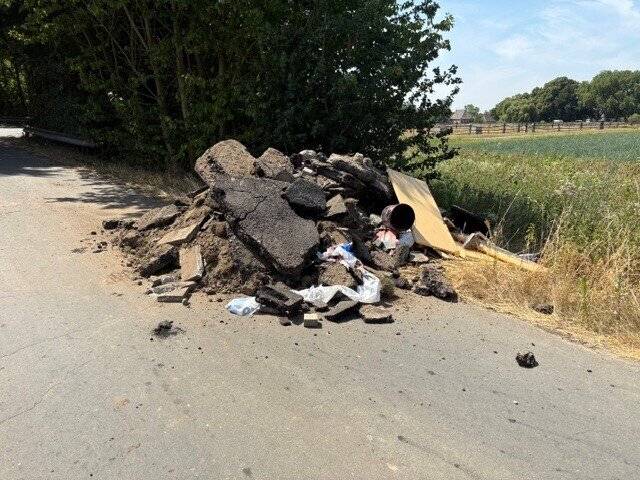Illegale Müllentsorgung auf Wirtschaftsweg: Bauschutt-Täter in Kaarst gestellt – Schwarzarbeit aufgedeckt
