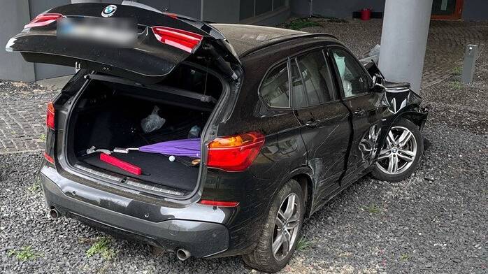 Polizei stellt Führerschein sicher: 76-jährige Autofahrerin kracht vor Betonpfosten