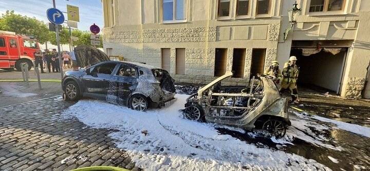 Feuerwehreinsatz am Montagabend: Düsseldorf: drei Autos brennen – niemand verletzt