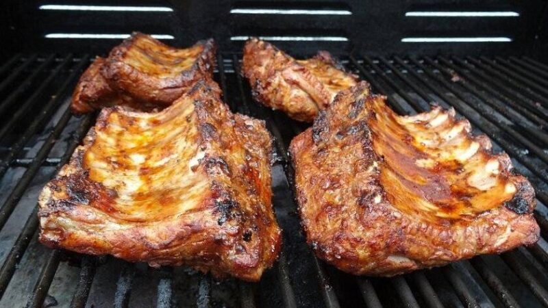 Am 4. Juli ist Internationaler Spareribs-Tag: Sechs Stunden Grillen für zehn Minuten Glück