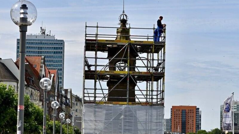 Stück Geschichte in Düsseldorf: Pegeluhr von 1902 erwacht nach Jahren des Stillstands