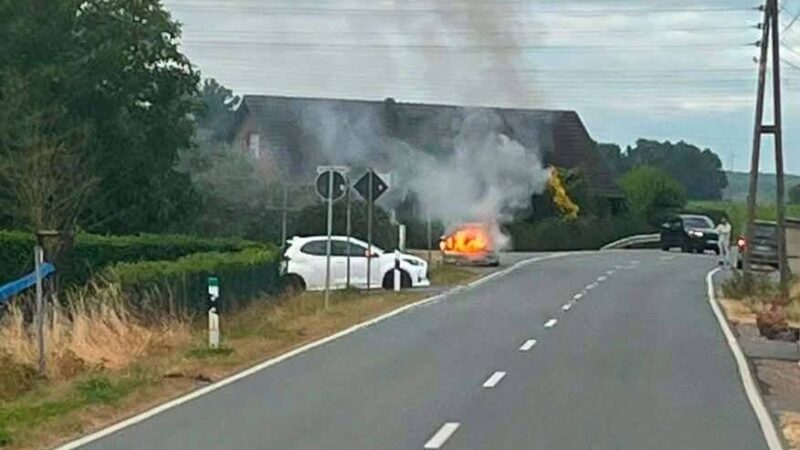 Einsatz in Haffen-Mehr: Mercedes brennt auf der Alten Bislicher Straße aus