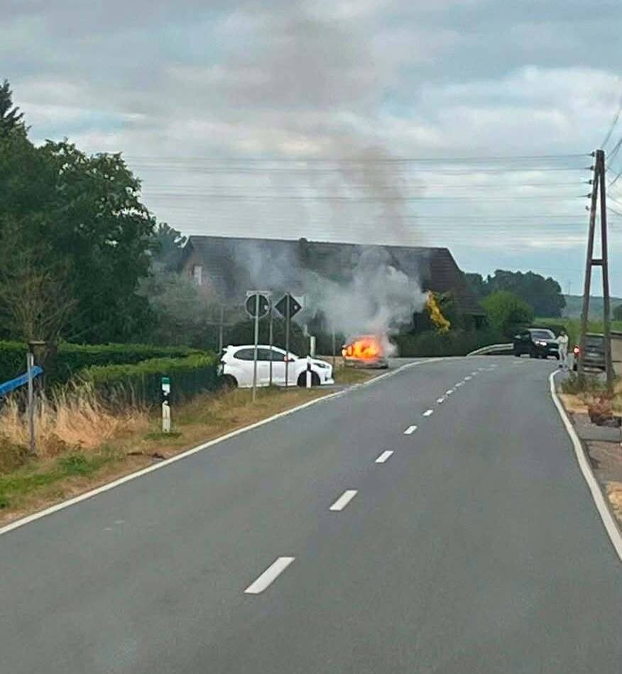 Einsatz in Haffen-Mehr: Mercedes brennt auf der Alten Bislicher Straße aus