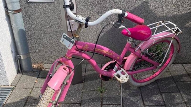 In der Rheinberger Innenstadt: Polizei sucht Mädchen, das an einem Unfall beteiligt war