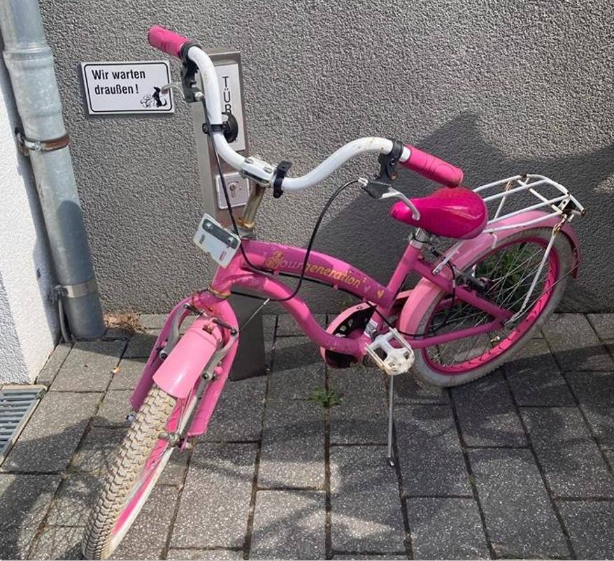 In der Rheinberger Innenstadt: Polizei sucht Mädchen, das an einem Unfall beteiligt war