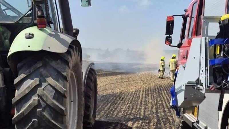 Großeinsatz in Uedemerbruch : Brand auf Stoppelfeld in Uedem – Feuerwehr verhindert Übergreifen auf Hof