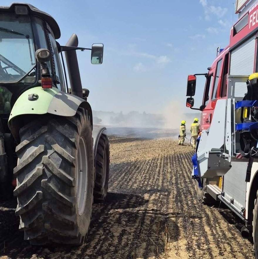 Großeinsatz in Uedemerbruch : Brand auf Stoppelfeld in Uedem – Feuerwehr verhindert Übergreifen auf Hof