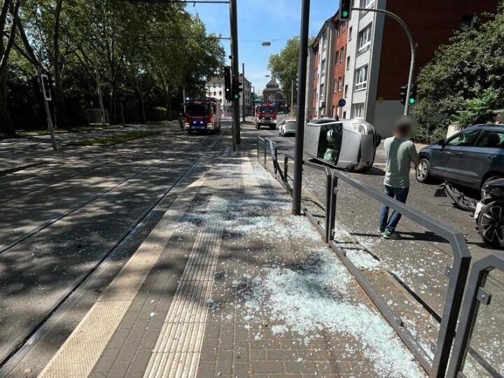 Insgesamt vier Autos beschädigt: Unfall in Hamborn – Skoda kracht in Straßenbahnhaltestelle