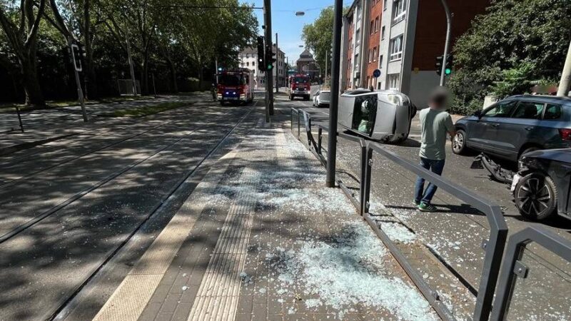 Insgesamt vier Autos beschädigt: Unfall in Hamborn – Skoda kracht in Straßenbahnhaltestelle