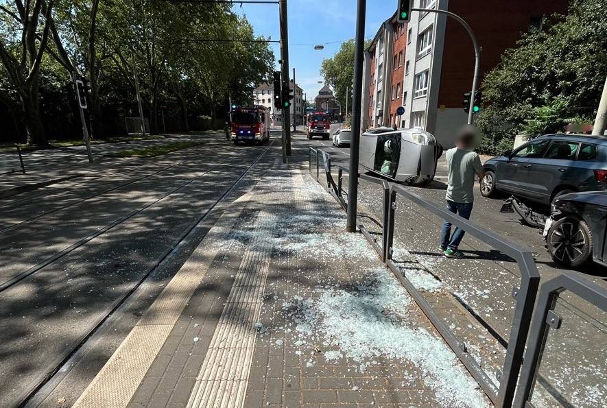 Insgesamt vier Autos beschädigt: Unfall in Hamborn – Skoda kracht in Straßenbahnhaltestelle