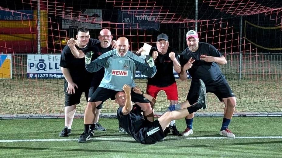 Fußball-Highlight in Schaag: FC Boa Boa gewinnt Finale gegen Lattenkracher