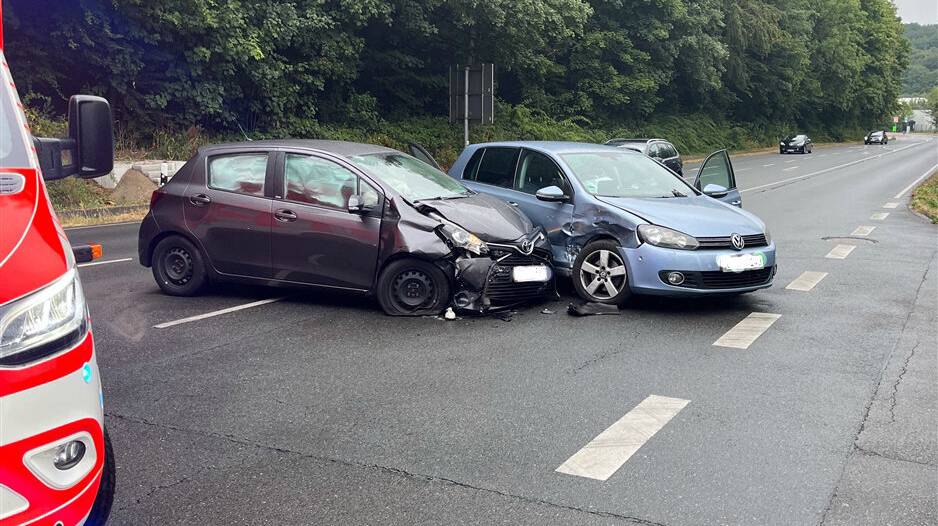 Unfälle auf der B237: Zwei Verletzte bei Kollisionen in Hückeswagen