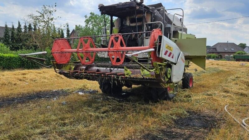 Feuerwehreinsatz in Xanten-Marienbaum: Mähdrescher fängt bei Erntearbeiten Feuer