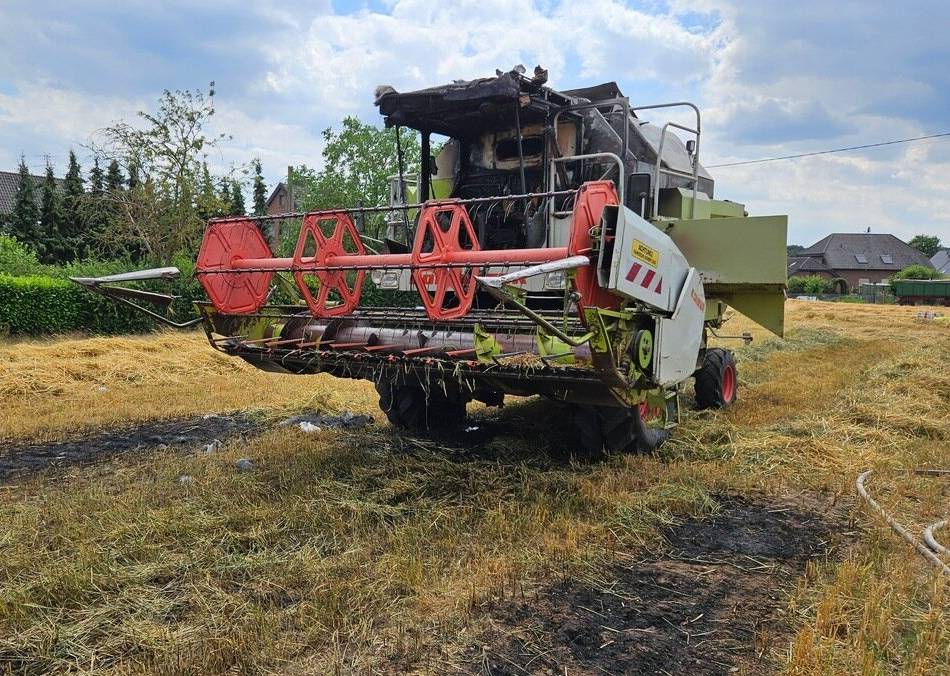 Feuerwehreinsatz in Xanten-Marienbaum: Mähdrescher fängt bei Erntearbeiten Feuer