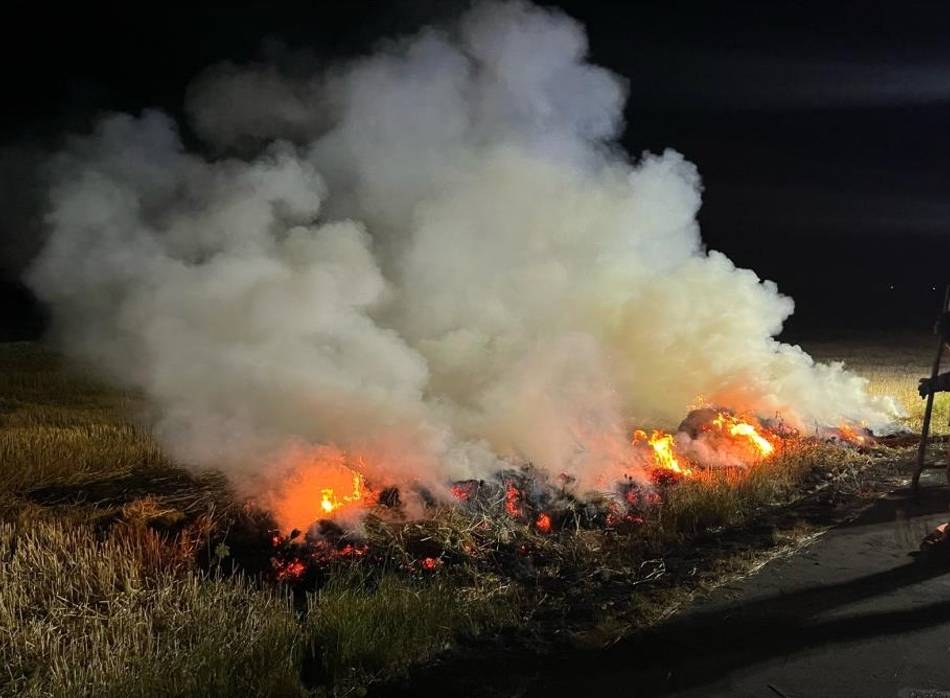 Wieder Feuer in der Nacht: Polizei vermutet Brandstiftung auf Feldern in Korschenbroich