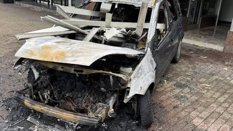 Brand in Dülken: Auto brennt direkt vor Ladenlokal komplett aus