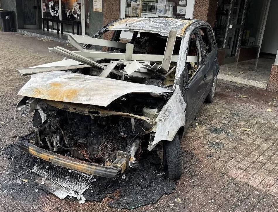 Brand in Dülken: Auto brennt direkt vor Ladenlokal komplett aus