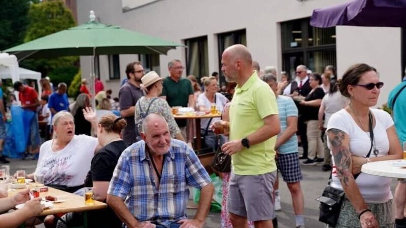 Tafel in Grevenbroich: Wenn ein Sommerfest den Urlaub ersetzt