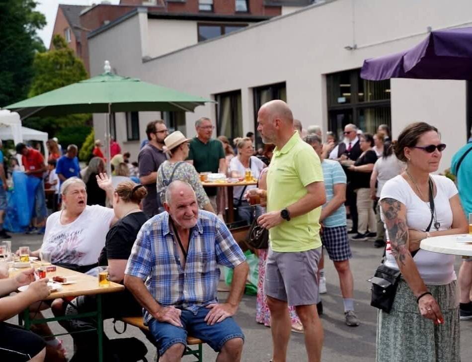 Tafel in Grevenbroich: Wenn ein Sommerfest den Urlaub ersetzt