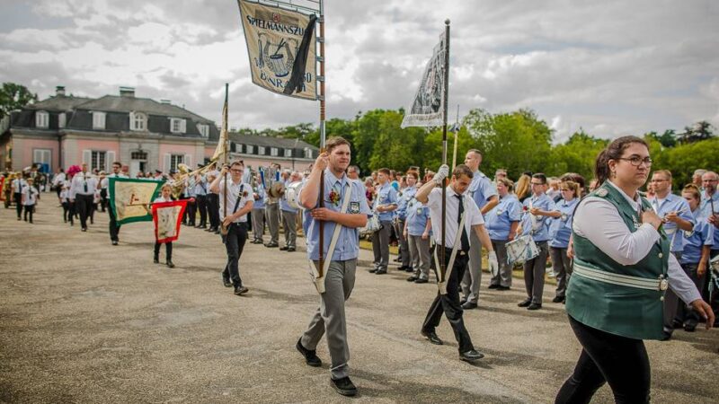 Brauchtum in Düsseldorf: Benrather Schützen feiern ihre Parade vor malerischer Kulisse
