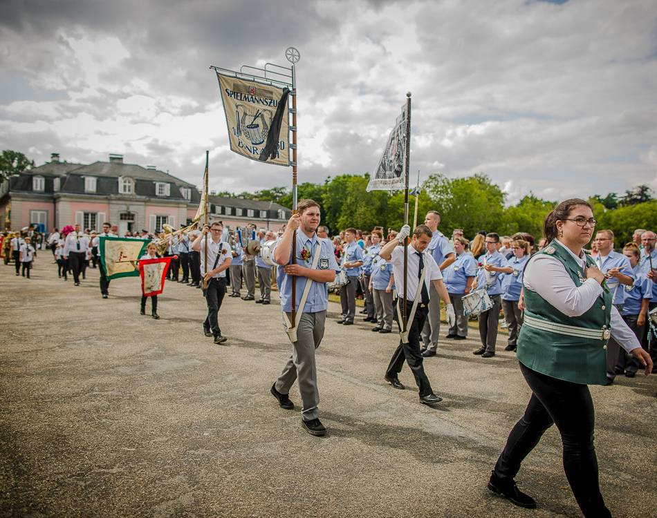 Brauchtum in Düsseldorf: Benrather Schützen feiern ihre Parade vor malerischer Kulisse