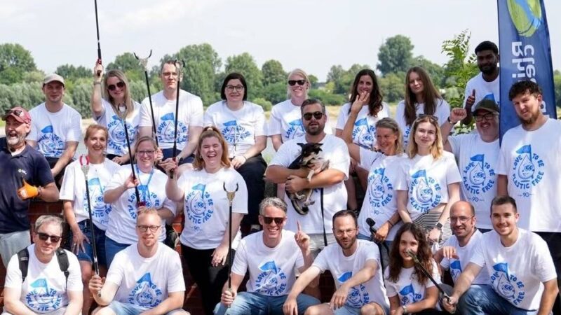 Unternehmen aus Neuss: Mitarbeiter sammeln am Rhein 100 Kilogramm Müll