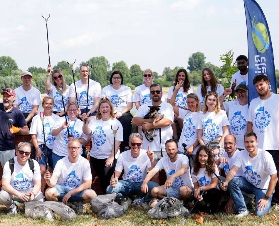 Unternehmen aus Neuss: Mitarbeiter sammeln am Rhein 100 Kilogramm Müll