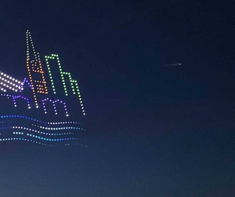 Am Freitagabend in Düsseldorf: Flugkörper verglüht während Drohnenshow der Rheinkirmes – was es war