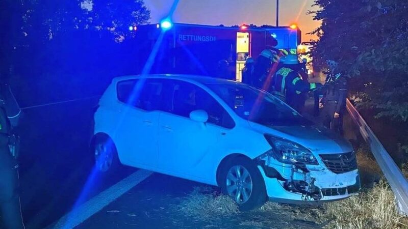 Zwei Verkehrsunfälle bei Sonsbeck: Reifen platzt auf A57 – Pkw mit fünf Personen dreht sich mehrfach
