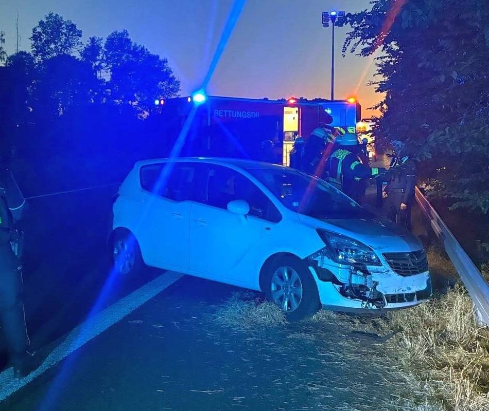 Zwei Verkehrsunfälle bei Sonsbeck: Reifen platzt auf A57 – Pkw mit fünf Personen dreht sich mehrfach