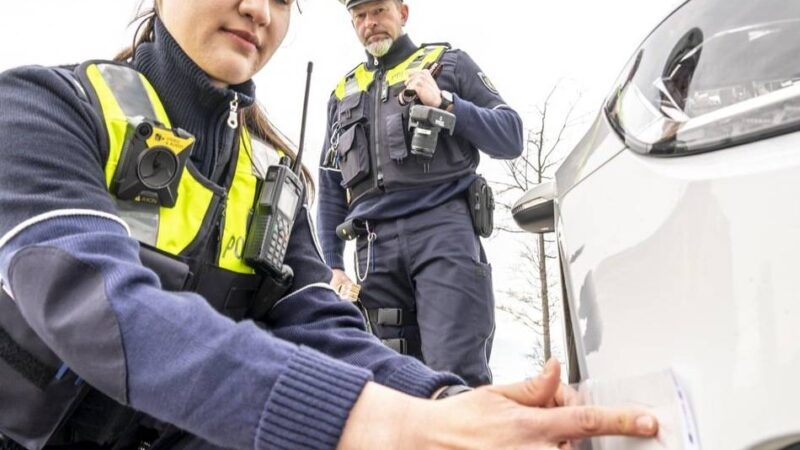 Unfallflucht in Langenfeld: Unbekannter rammt Kleinwagen und flieht
