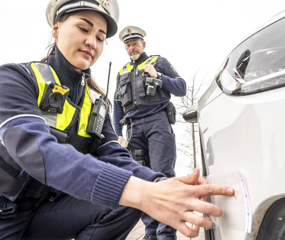 Unfallflucht in Langenfeld: Unbekannter rammt Kleinwagen und flieht