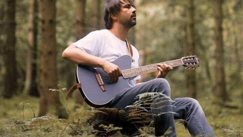 Forstgartenkonzert Kleve: Singer-Songwriter Sepp Onckels spielt im Blumenhof