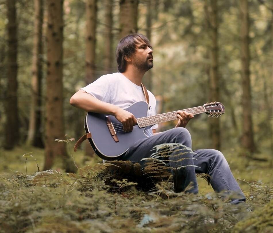 Forstgartenkonzert Kleve: Singer-Songwriter Sepp Onckels spielt im Blumenhof