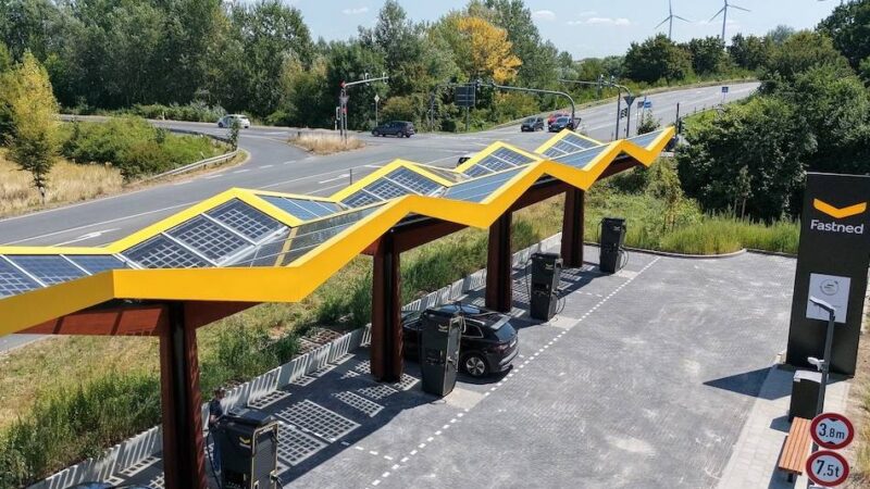 Elektromobilität in Rheinberg: Acht neue Schnellladepunkte an der A57