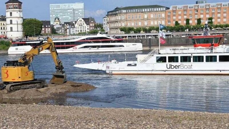 Niedrigwasser in Düsseldorf: Bagger für Comeback der Kirmesfähre im Einsatz – „Wir wollen die Sandbank durchbrechen“