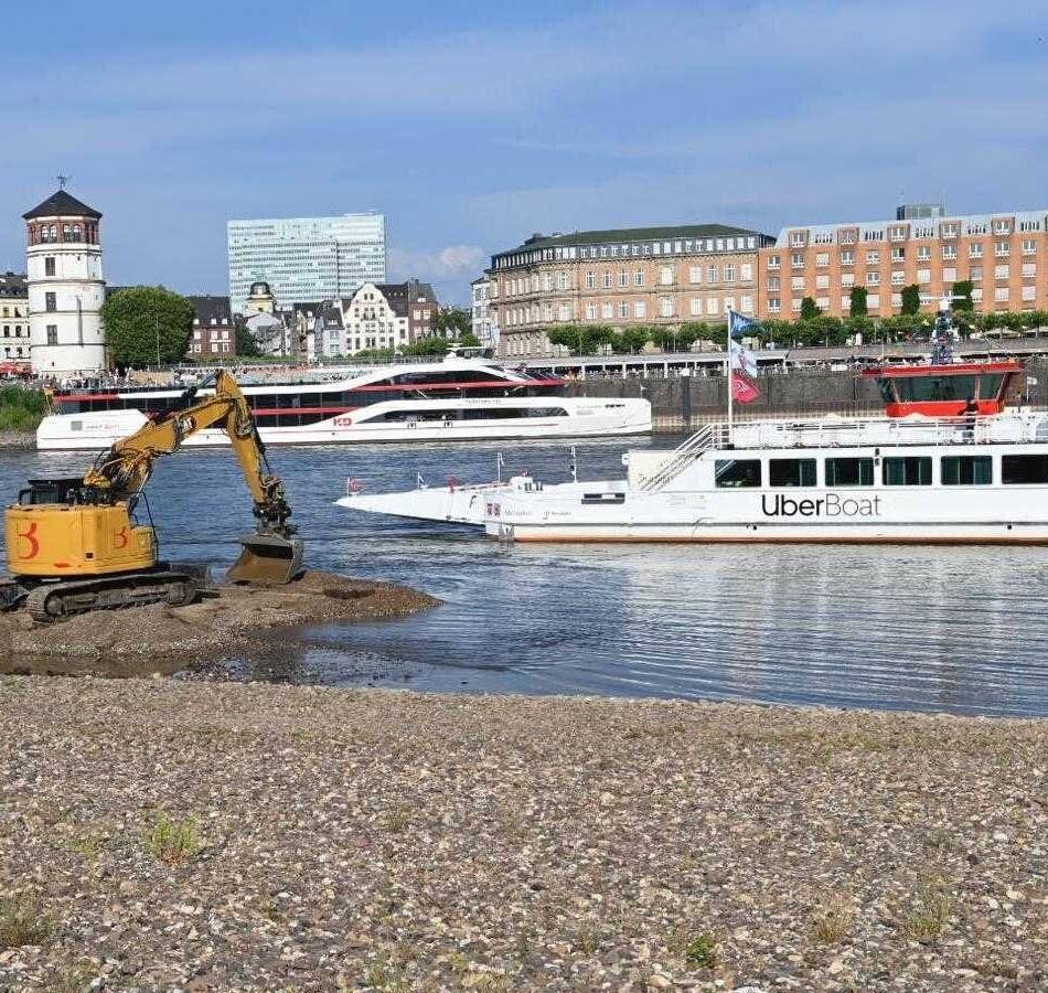Niedrigwasser in Düsseldorf: Bagger für Comeback der Kirmesfähre im Einsatz – „Wir wollen die Sandbank durchbrechen“