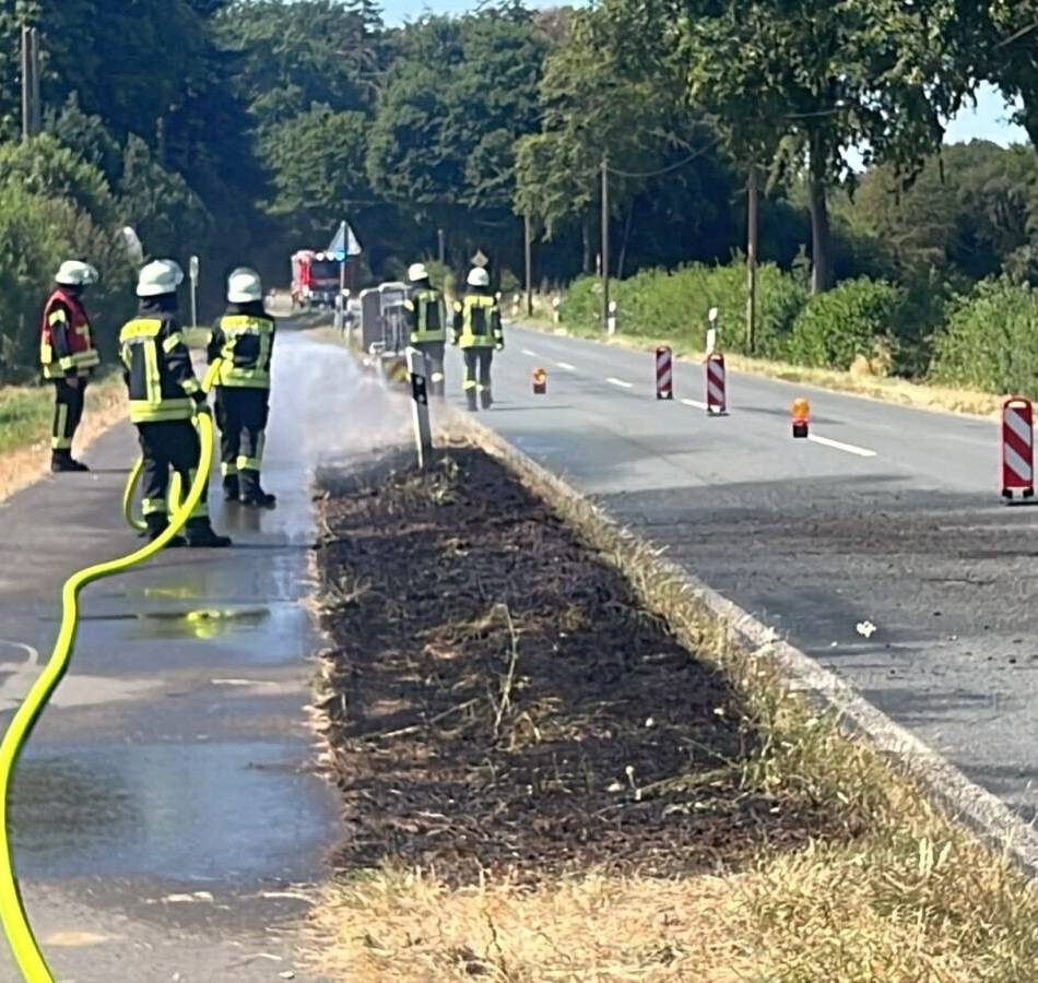 Zwei Feuerwehreinsätze in Sonsbeck: Vegetation an Hammerstraße steht in Flammen