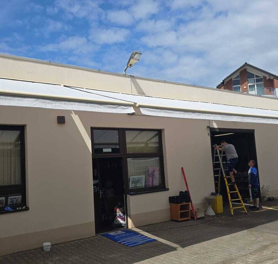 „Existenzhilfe“ in Grevenbroich: Tafel schützt wartende Kunden jetzt vor Hitze und Regen